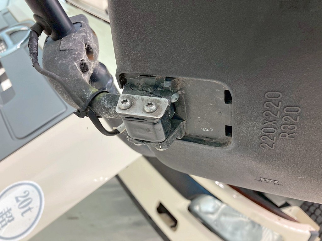 助手席側補助ミラー取付部に割れがあります。|日野 プロフィア QKG-FR1APBAの写真34