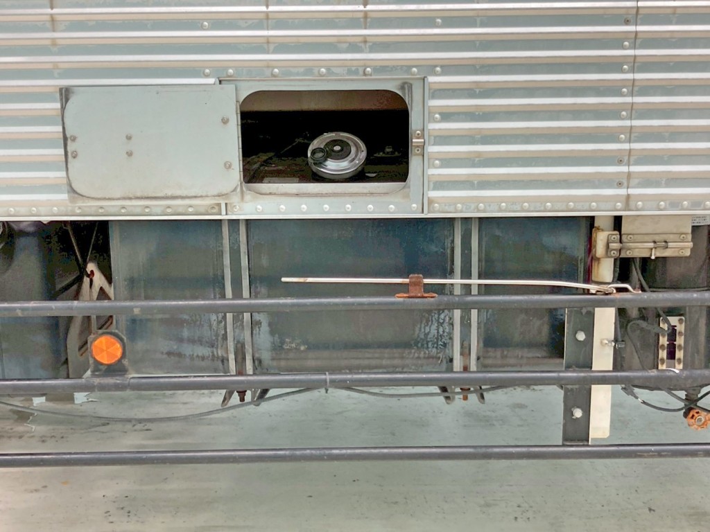 燃料タンクの小窓を開いた状態です。|日野 プロフィア QKG-FR1APBAの写真39