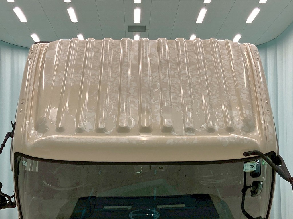 ルーフ全体に塗装剝がれがあります。|日野 プロフィア QKG-FR1APBAの写真45