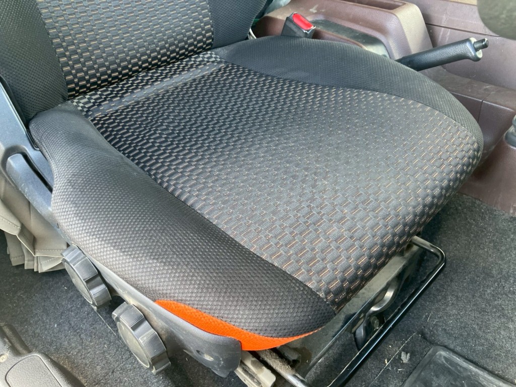 運転席シートにヘタリがあります。|日野 レンジャー 2PG-FE2ABAの写真8