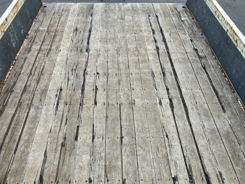 床板に割れがあります。|日野 レンジャー 2PG-FE2ABAの写真11