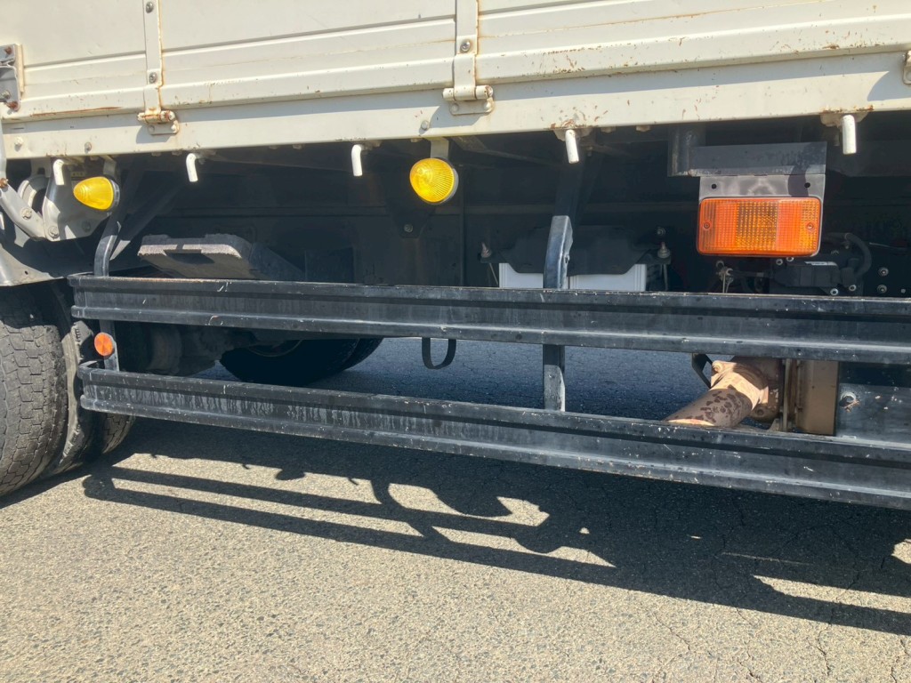 運転席側サイドバンパーにキズ・サビがあります。|日野 レンジャー 2PG-FE2ABAの写真35