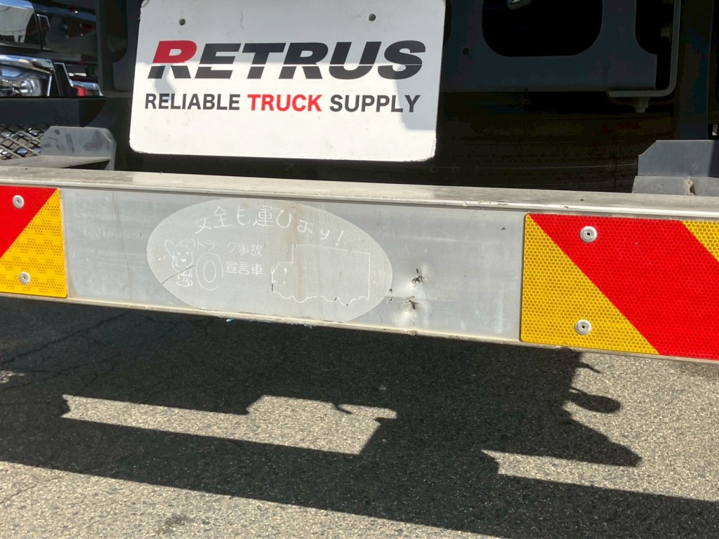 リアバンパーにキズ・ヘコミ・シール跡があります。|日野 レンジャー 2PG-FE2ABAの写真37