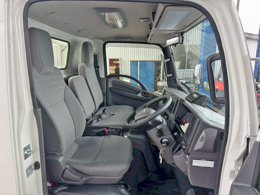 乗車定員は3名です。|いすゞ エルフ 2RG-NPR88AM(2WD)の写真7