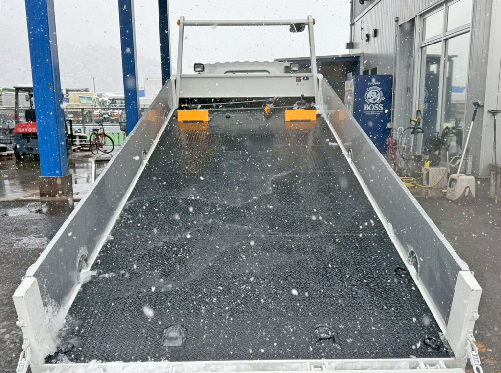 床は鉄板です。|いすゞ エルフ 2RG-NPR88AM(2WD)の写真8