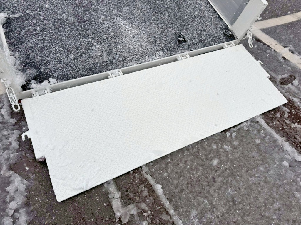 歩みは手動式です。|いすゞ エルフ 2RG-NPR88AM(2WD)の写真12