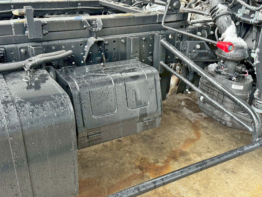 運転席側前方に工具箱が付いています。|いすゞ エルフ 2RG-NPR88AM(2WD)の写真14