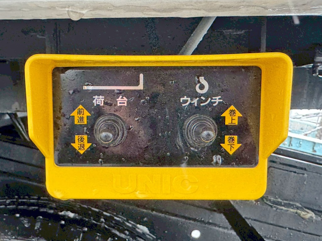 ボディースライド・ウインチの操作スイッチです。|いすゞ エルフ 2RG-NPR88AM(2WD)の写真15