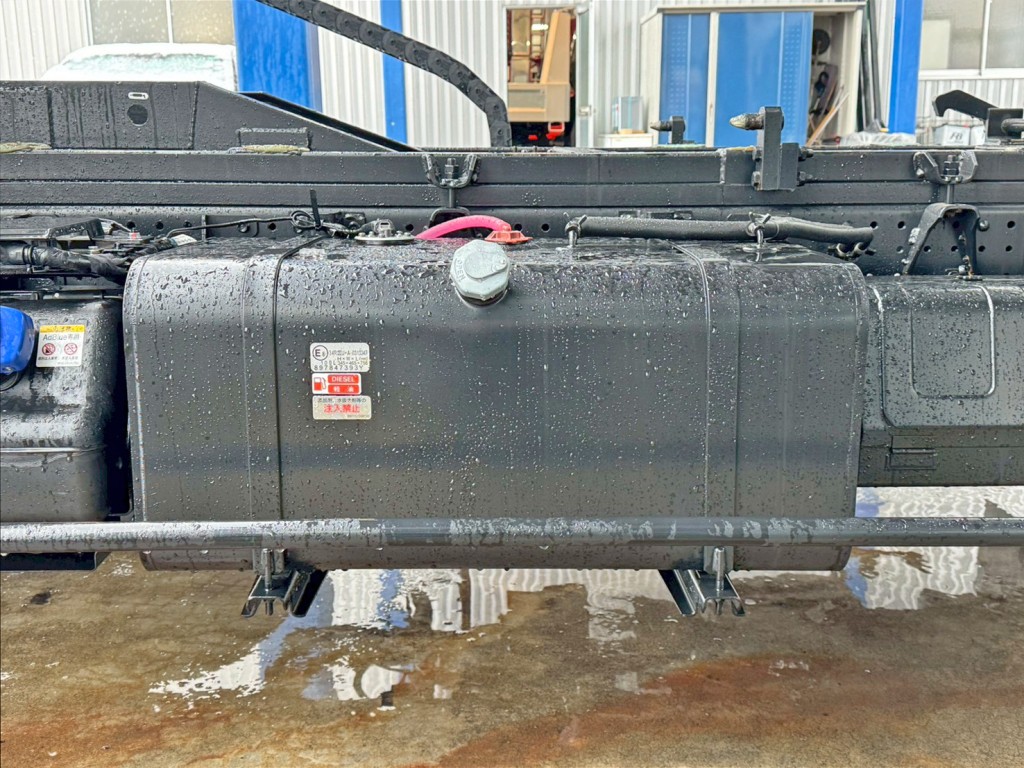 燃料タンクは100Lです。|いすゞ エルフ 2RG-NPR88AM(2WD)の写真17