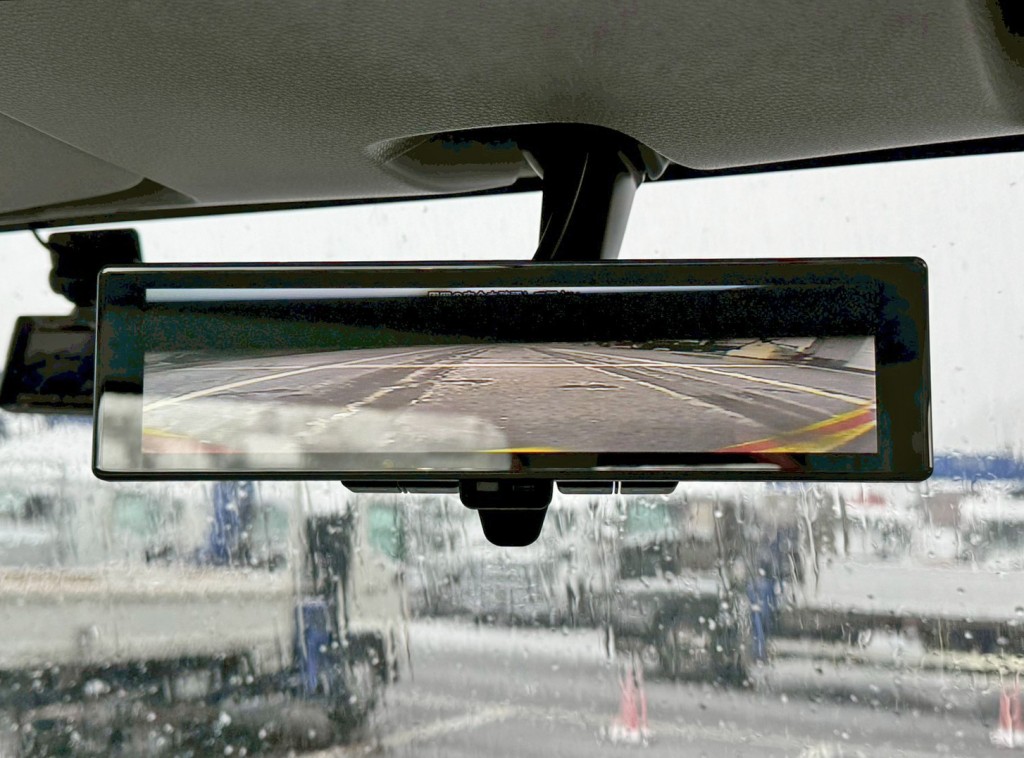 ルームミラーはバックモニターに切り替わります。|いすゞ エルフ 2RG-NPR88AM(2WD)の写真18