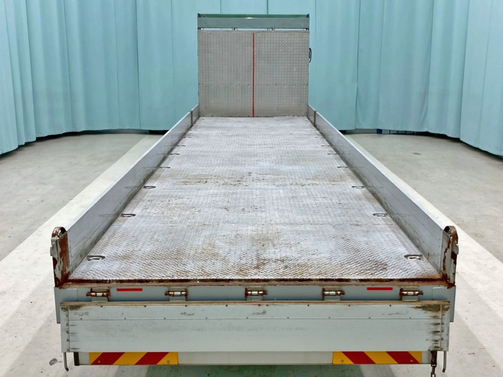 床は鉄板張りです。|いすゞ ギガ QKG-CYH77Bの写真8