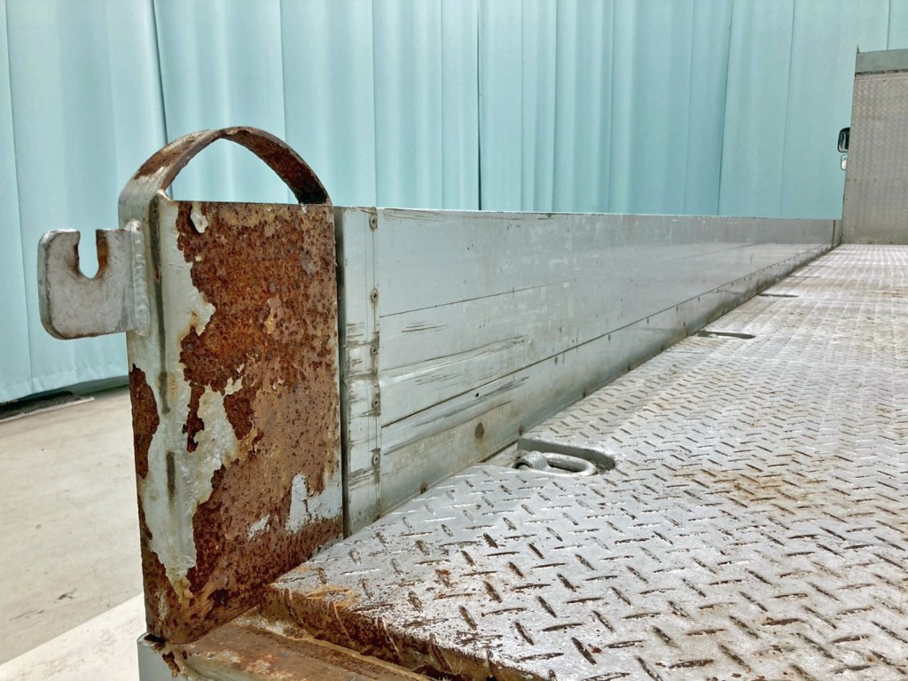 助手席側アオリ後方に引きキズがあります。|いすゞ ギガ QKG-CYH77Bの写真9