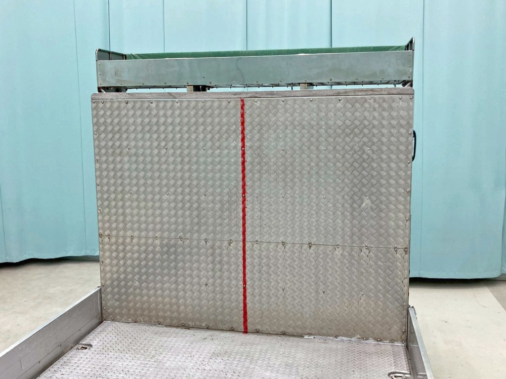 プロテクターに縞板アルミが張られています。|いすゞ ギガ QKG-CYH77Bの写真11