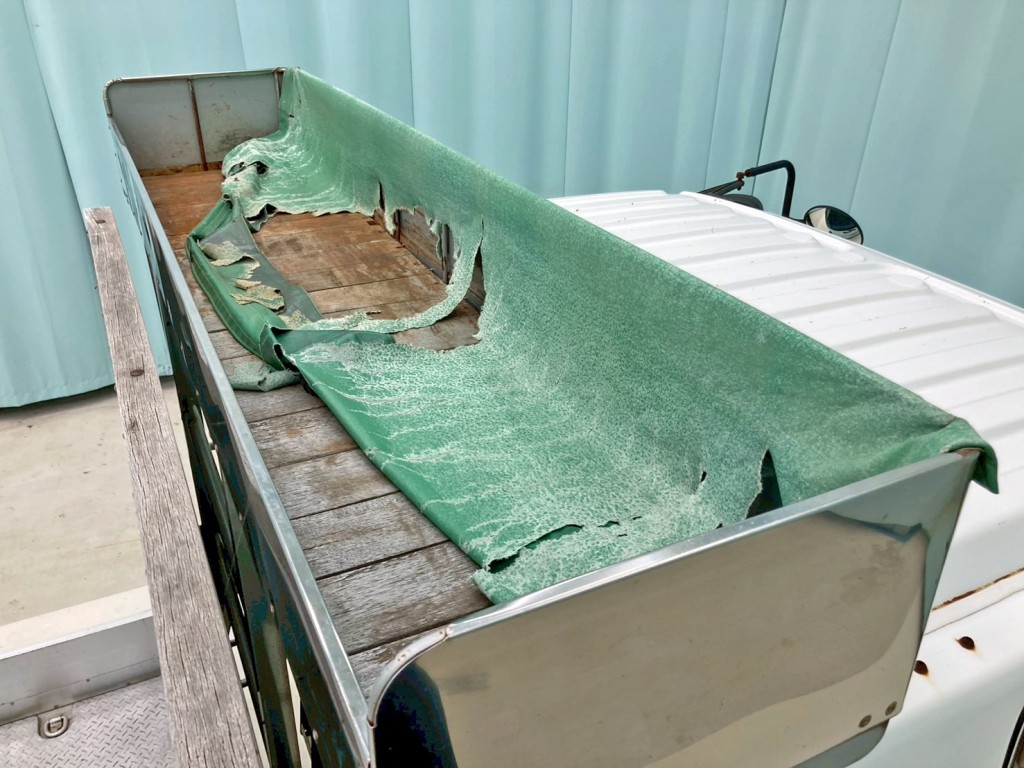 シートデッキの付属シートに破れがあります。|いすゞ ギガ QKG-CYH77Bの写真12