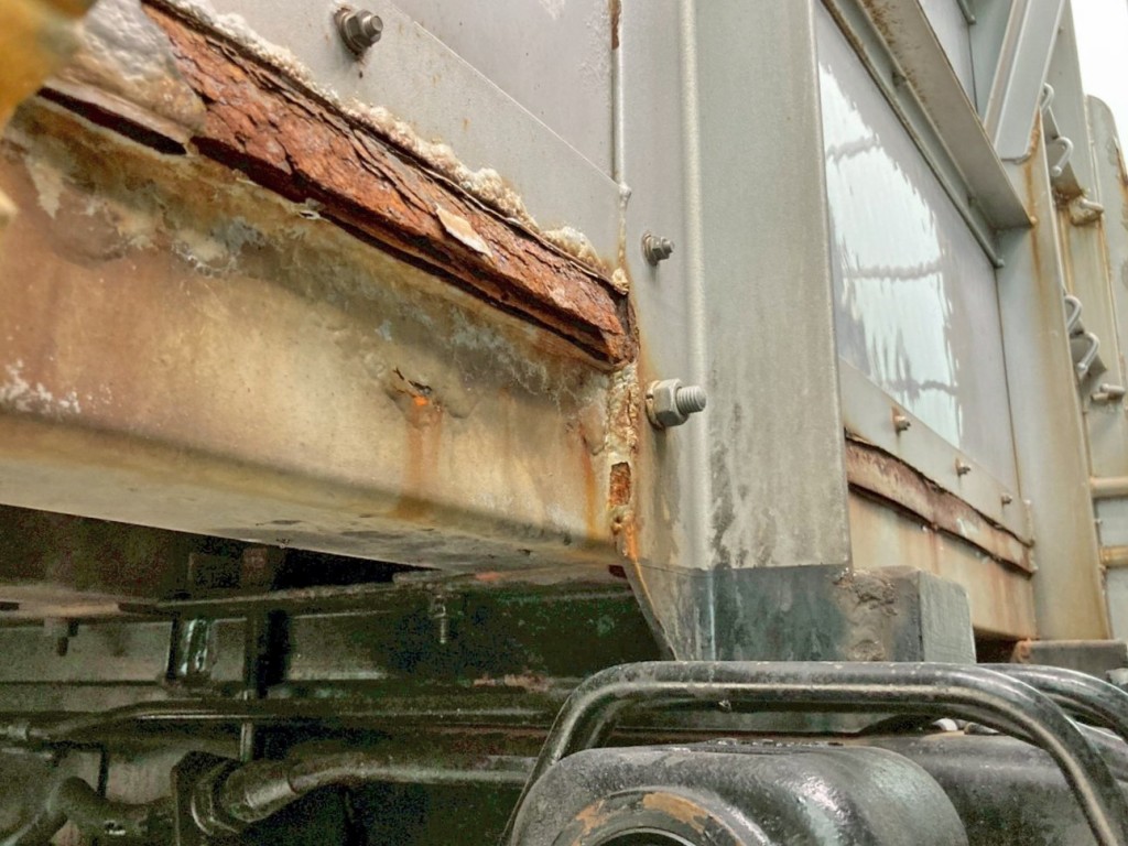 前壁運転席側下部に腐食があります。|いすゞ ギガ QKG-CYH77Bの写真15