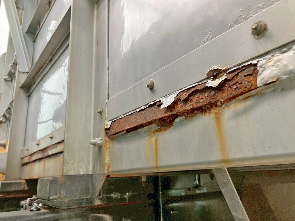 前壁助手席側下部に腐食があります。|いすゞ ギガ QKG-CYH77Bの写真16