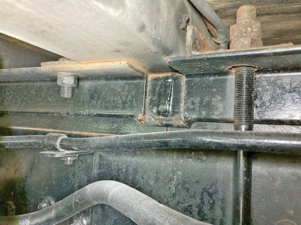 ネタ運転席側前方のアングルに亀裂があります。|いすゞ ギガ QKG-CYH77Bの写真18