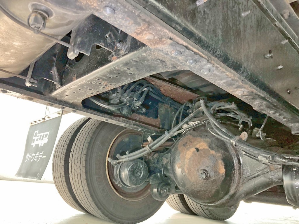 下回りの状態です。(後方)|いすゞ ギガ QKG-CYH77Bの写真23