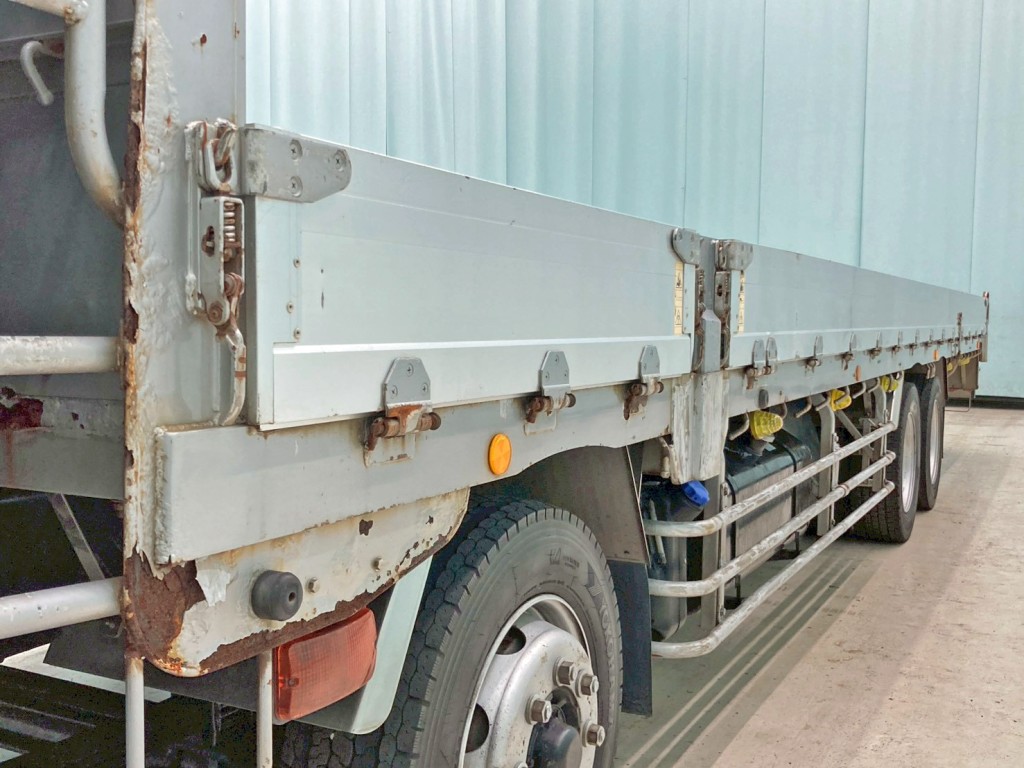 助手席側サイドレール前方にサビがあります。|いすゞ ギガ QKG-CYH77Bの写真27