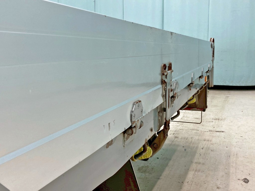 助手席側アオリ後方にキズ・ヘコミがあります。|いすゞ ギガ QKG-CYH77Bの写真29