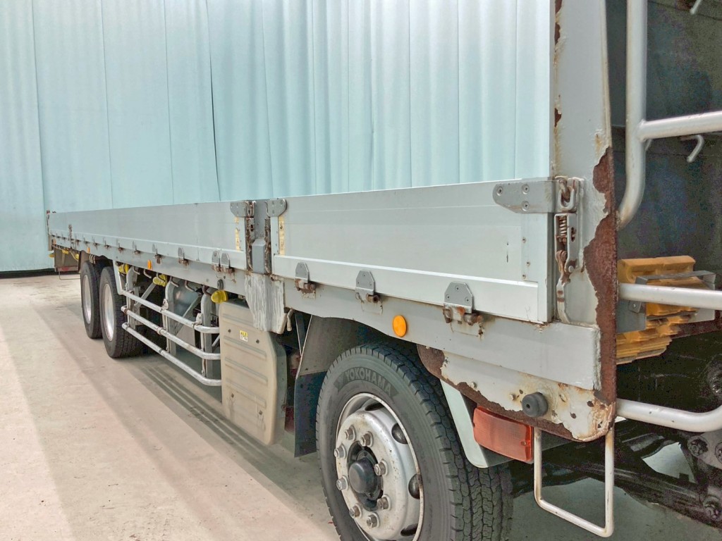 運転席側サイドレール前方にサビがあります。|いすゞ ギガ QKG-CYH77Bの写真30