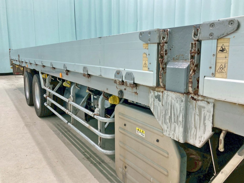 運転席側中柱下部に手塗り箇所があります。|いすゞ ギガ QKG-CYH77Bの写真31