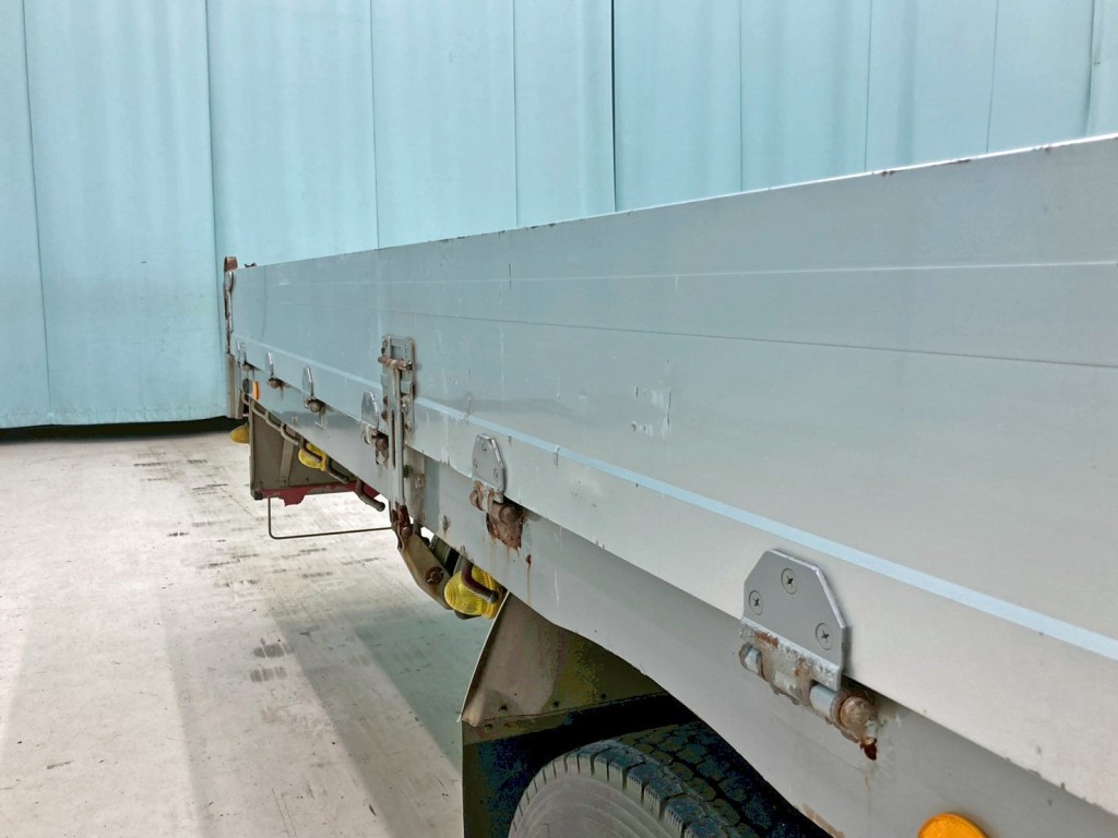 運転席側アオリ後方にキズ・ヘコミがあります。|いすゞ ギガ QKG-CYH77Bの写真32