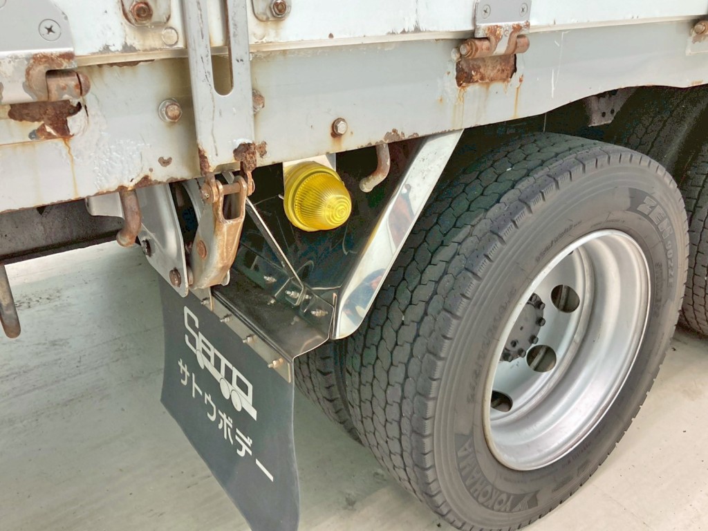 運転席側リヤフェンダー後方にヘコミがあります。|いすゞ ギガ QKG-CYH77Bの写真33