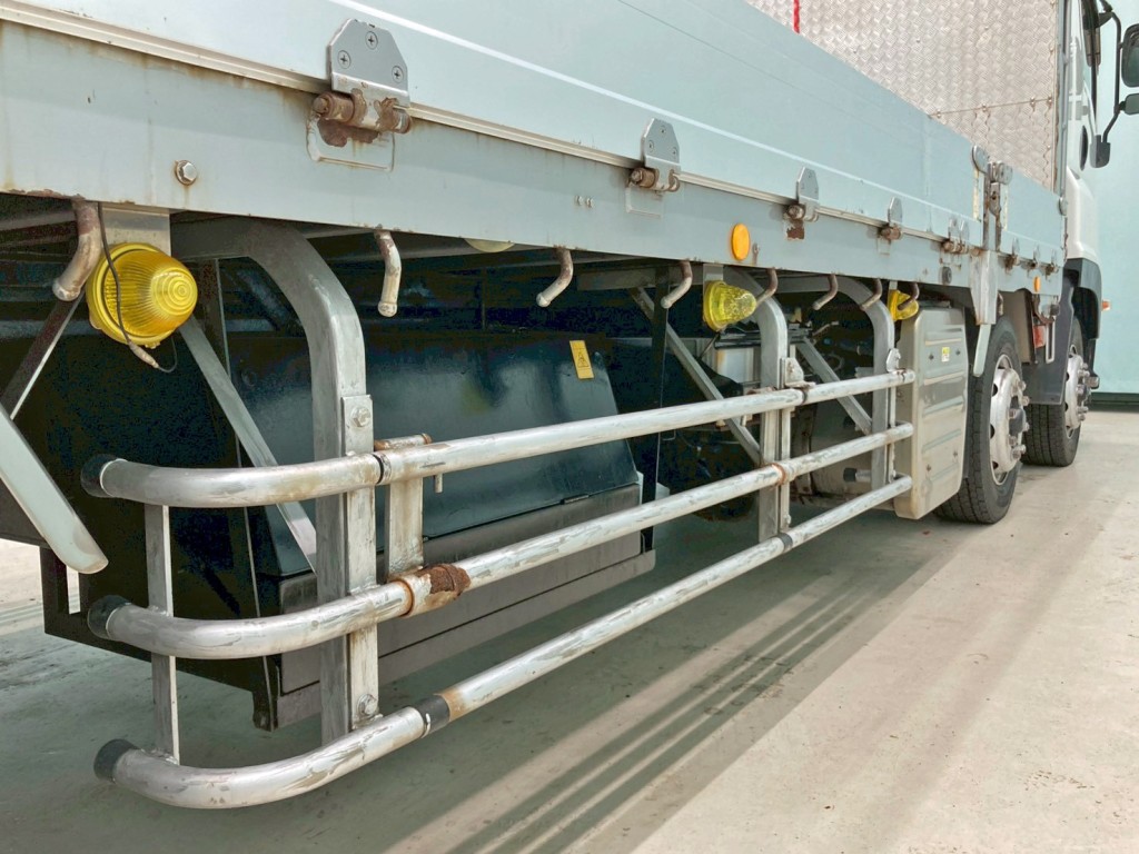 ボディー運転席側中央部に工具箱が付いています。|いすゞ ギガ QKG-CYH77Bの写真34