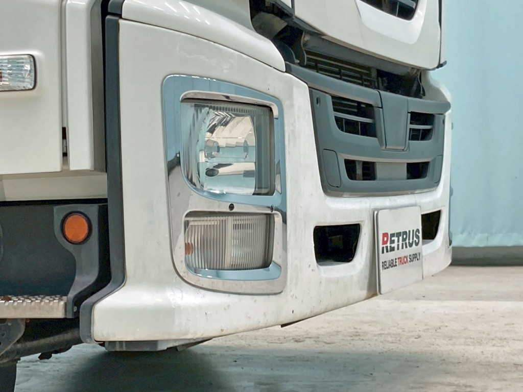 フロントバンパー全体が手塗りされています。(運転席側)|いすゞ ギガ QKG-CYH77Bの写真40