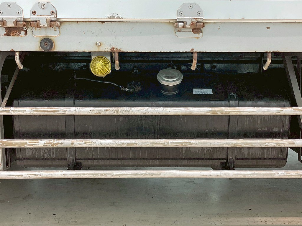 燃料タンクは300Lです。|いすゞ ギガ QKG-CYH77Bの写真41