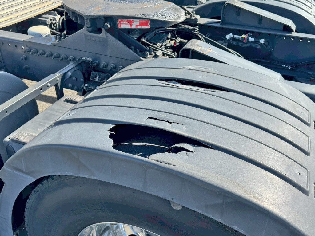 助手席側リヤフェンダーに、穴あき箇所があります。|ボルボ  2DG-KA2TEA1の写真13