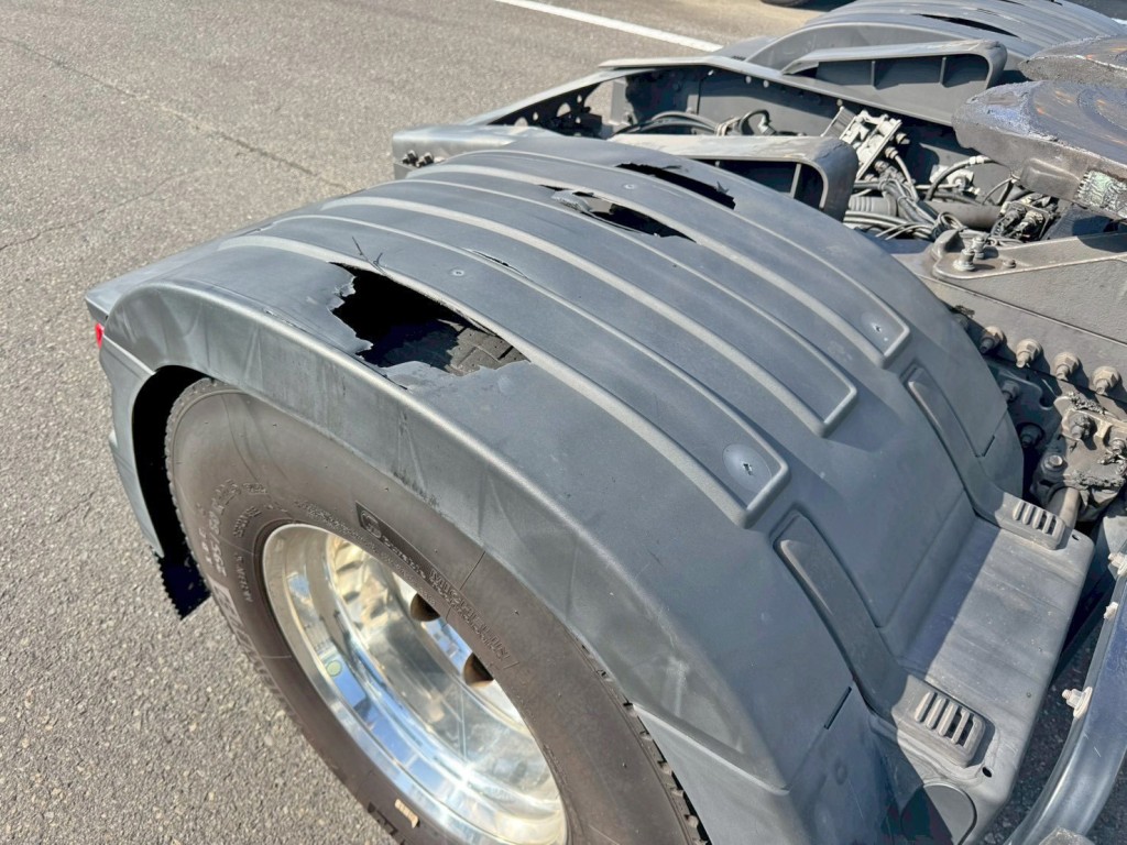 運転席側リヤフェンダーに、穴あき箇所があります。|ボルボ  2DG-KA2TEA1の写真14