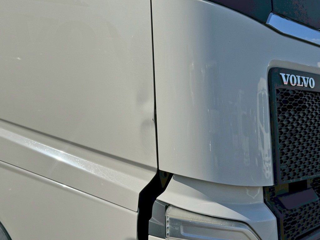 運転席ドアに、ヘコミがあります。|ボルボ  2DG-KA2TEA1の写真15