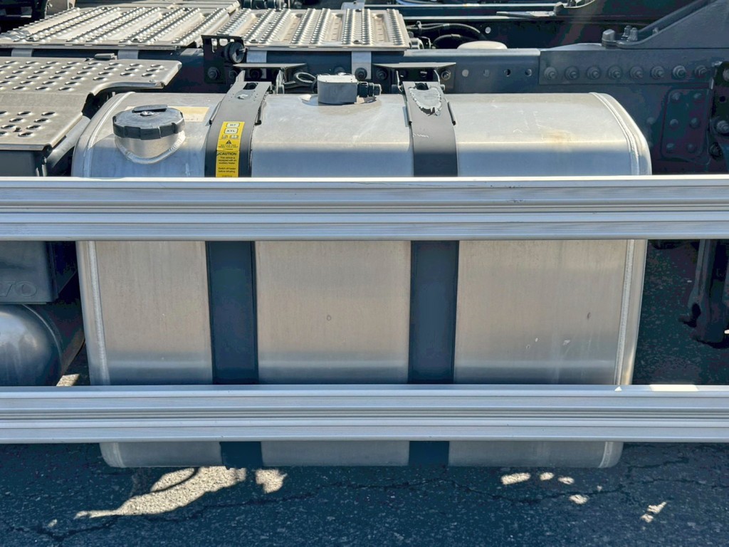 燃料タンクは405Lです。|ボルボ  2DG-KA2TEA1の写真16