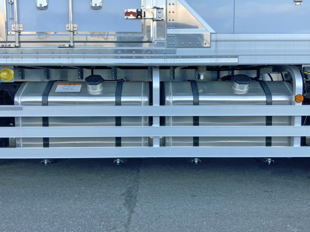 燃料タンクは300Lが2つ付いています。(アルミ製)|三菱 スーパーグレート 2PG-FS84HZの写真25