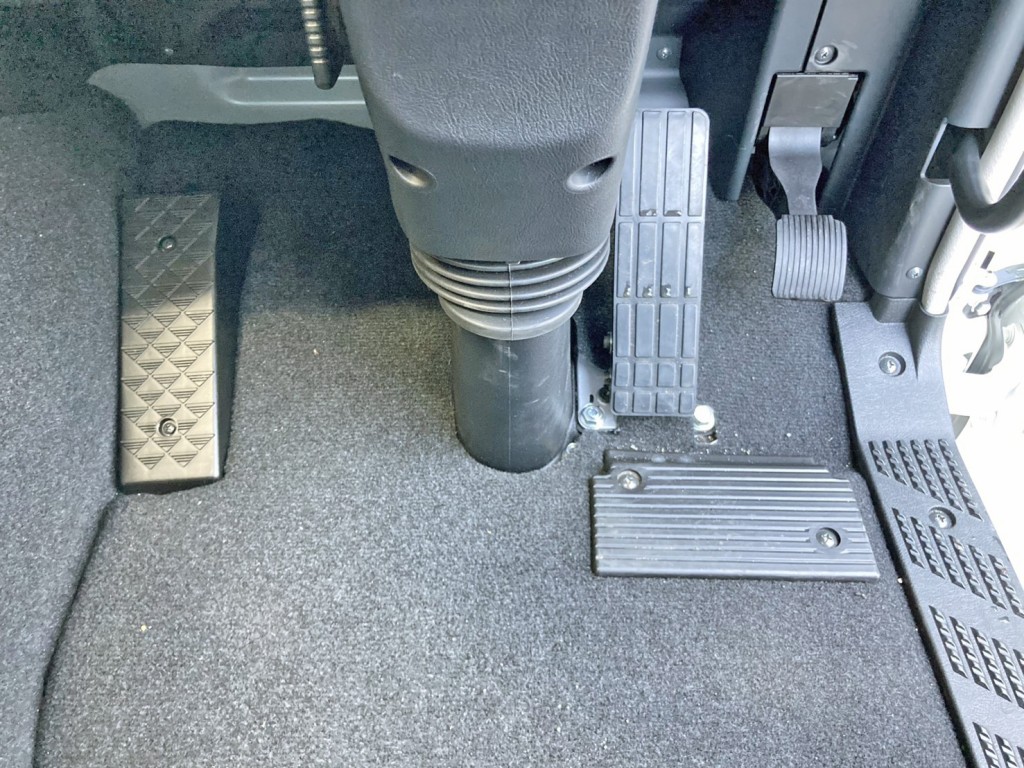 2ペダル仕様です。|三菱 スーパーグレート 2PG-FS84HZの写真32