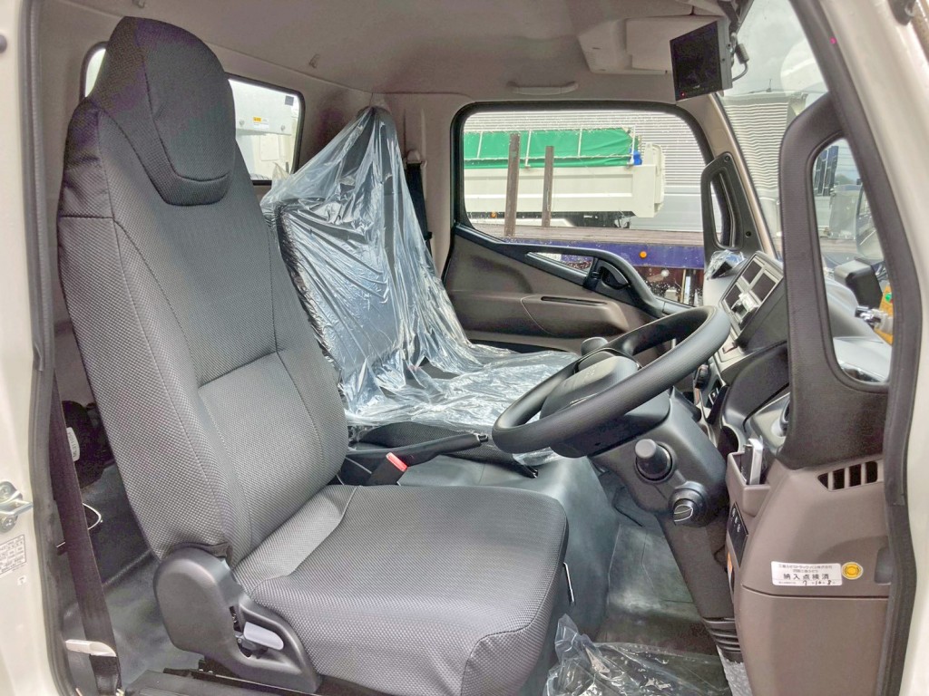 乗車定員は3名です。|三菱 キャンター 2PG-FEB90(2WD)の写真7