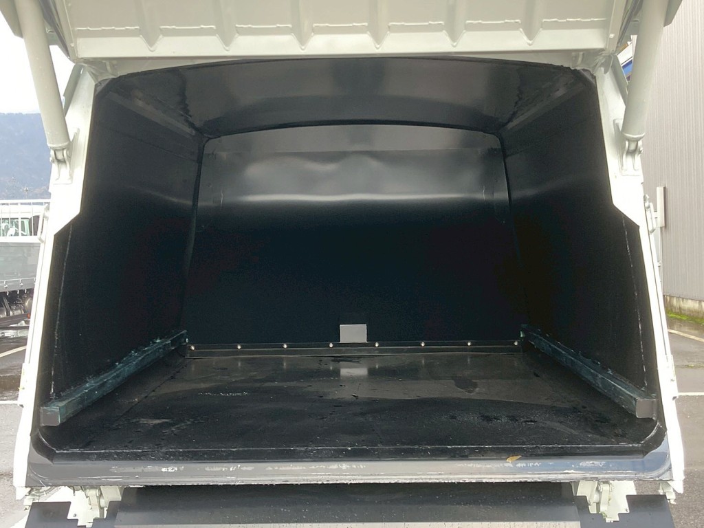 タンク内部の状態です。|三菱 キャンター 2PG-FEB90(2WD)の写真10