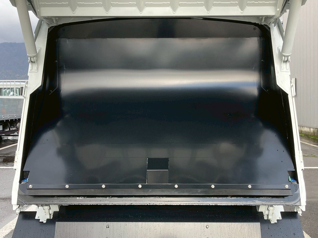 排出板の状態です。|三菱 キャンター 2PG-FEB90(2WD)の写真12