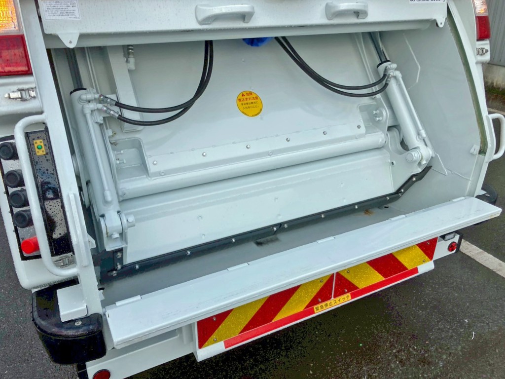 積み込み方式はプレス式です。|三菱 キャンター 2PG-FEB90(2WD)の写真18