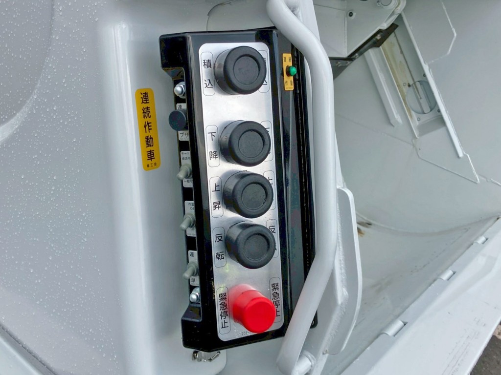 連続 ⇔ 単独切り替えスイッチ付きです。|三菱 キャンター 2PG-FEB90(2WD)の写真19