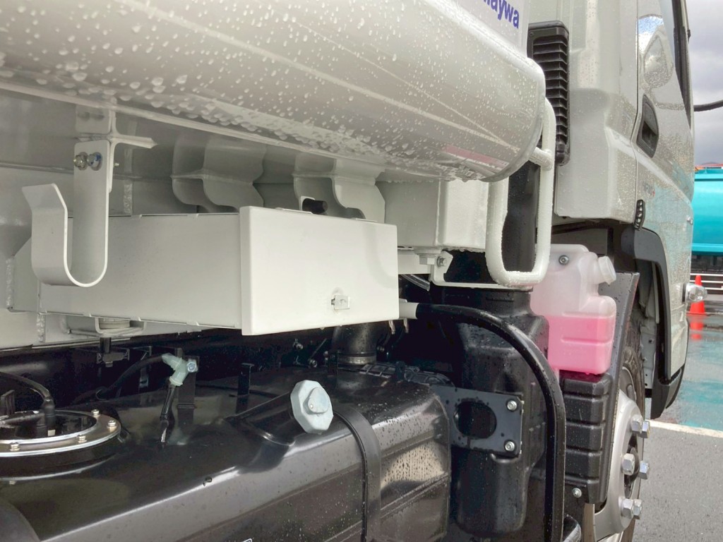 運転席側に工具箱が付いています。|三菱 キャンター 2PG-FEB90(2WD)の写真24