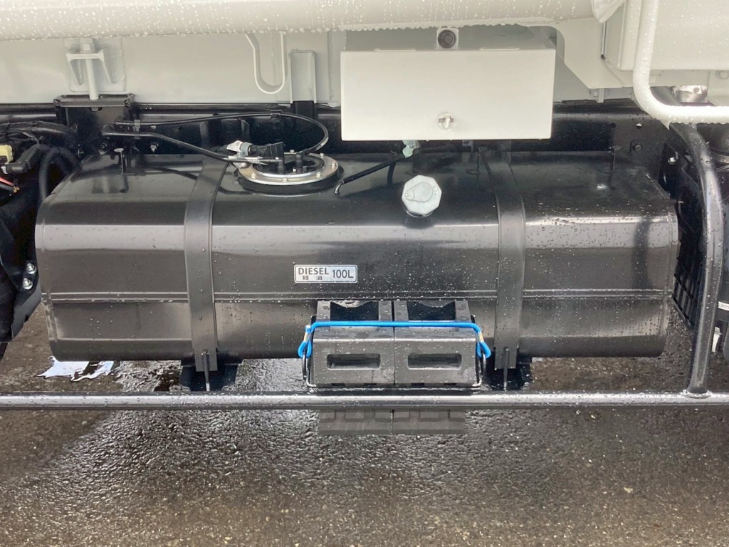 燃料タンクは100Lです。|三菱 キャンター 2PG-FEB90(2WD)の写真26