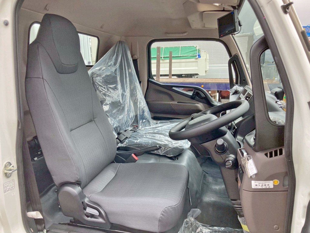 乗車定員は3名です。|三菱 キャンター 2PG-FEB90(2WD)の写真7