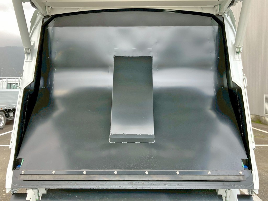排出板の状態です。|三菱 キャンター 2PG-FEB90(2WD)の写真11