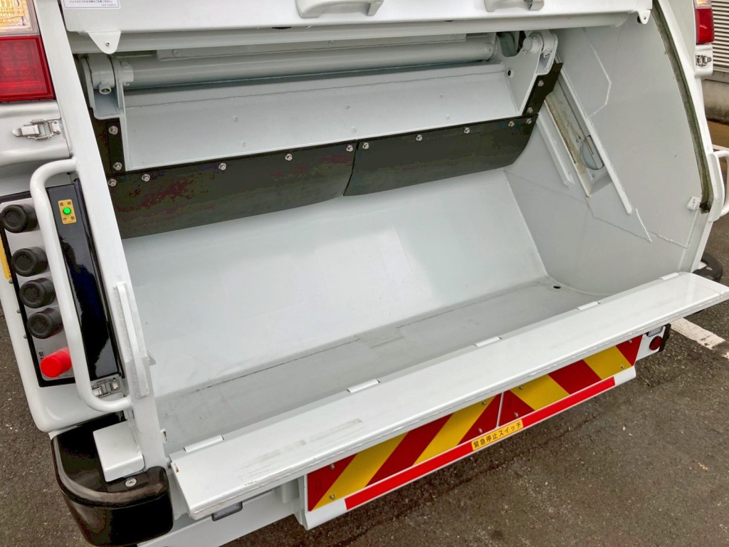 積み込み方式はプレス式です。|三菱 キャンター 2PG-FEB90(2WD)の写真16