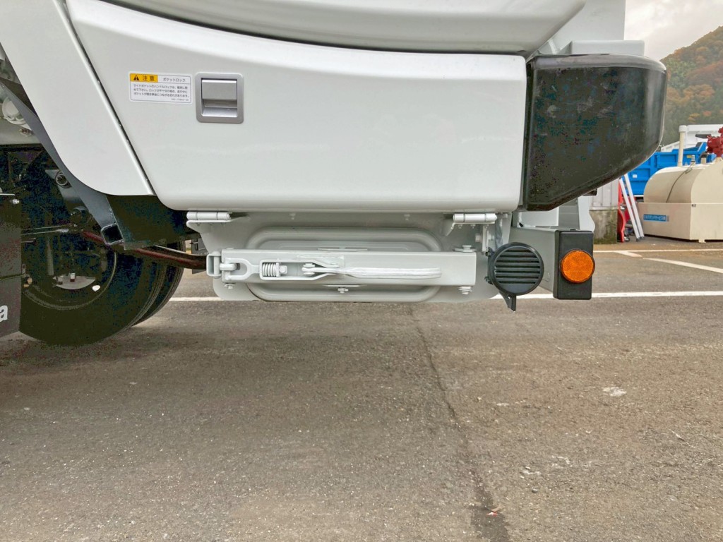 汚水タンクの排水口です。|三菱 キャンター 2PG-FEB90(2WD)の写真19