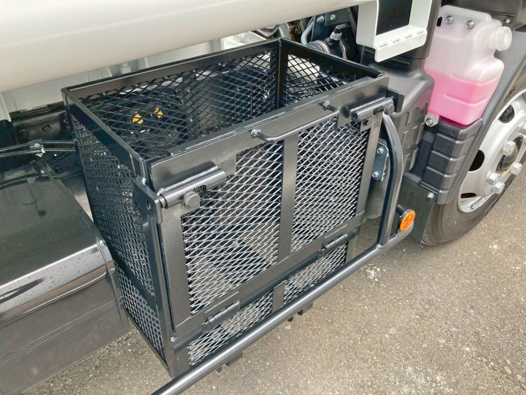 ボディー運転席側前方に物入れが付いています。|三菱 キャンター 2PG-FEB90(2WD)の写真23