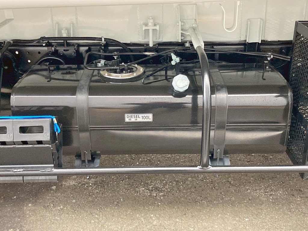 燃料タンクは100Lです。|三菱 キャンター 2PG-FEB90(2WD)の写真25